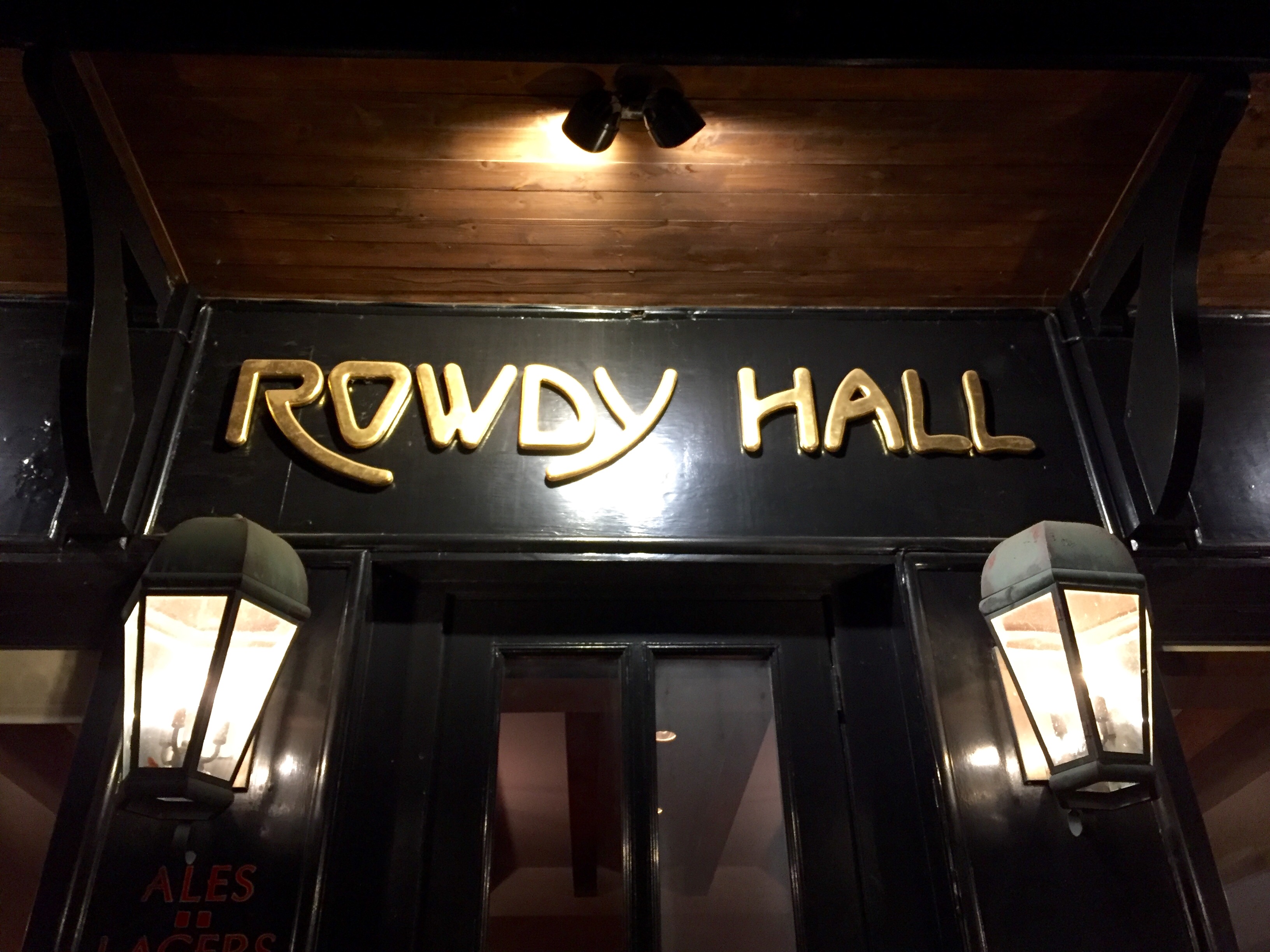 Rowdy Hall: East Hampton's Premier Bar!